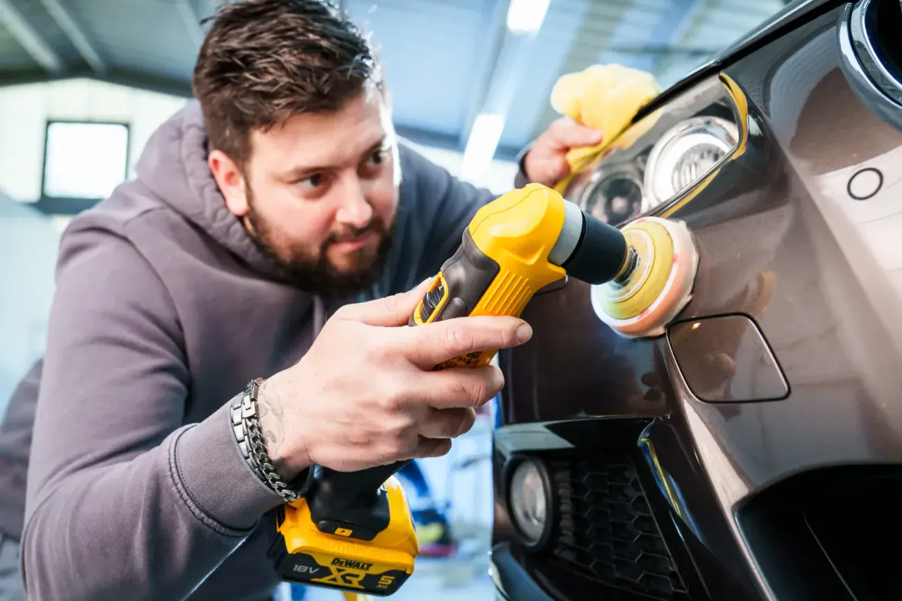 Politur und Aufbereitung einer Fahrzeugoberfläche