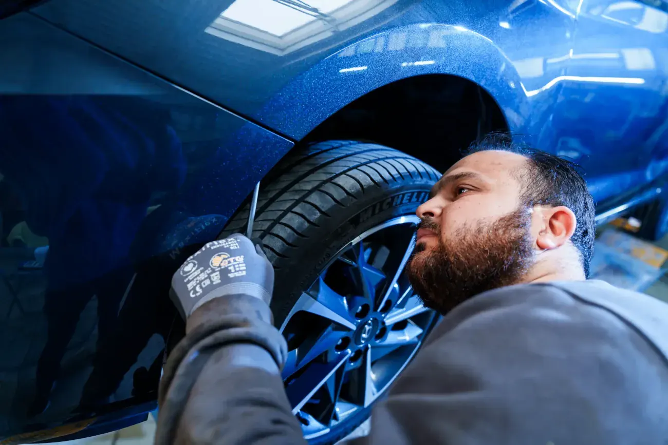 Sorgfältige Detailarbeit an einer empfindlichen Fahrzeugoberfläche