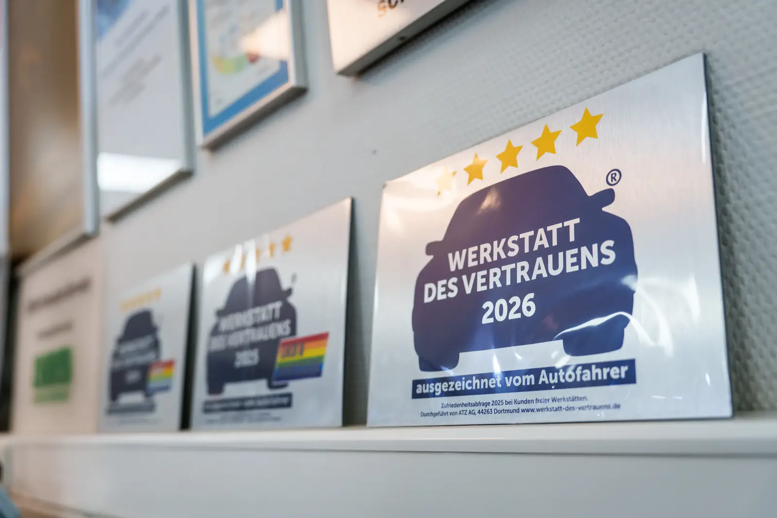 Auszeichnung Werkstatt des Vertrauens 2026 an der Wand bei Giesselbach