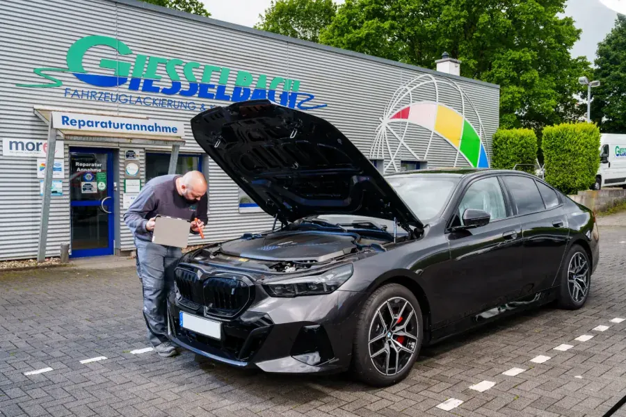 Schadenannahme eines Elektrofahrzeugs an der Werkstatt