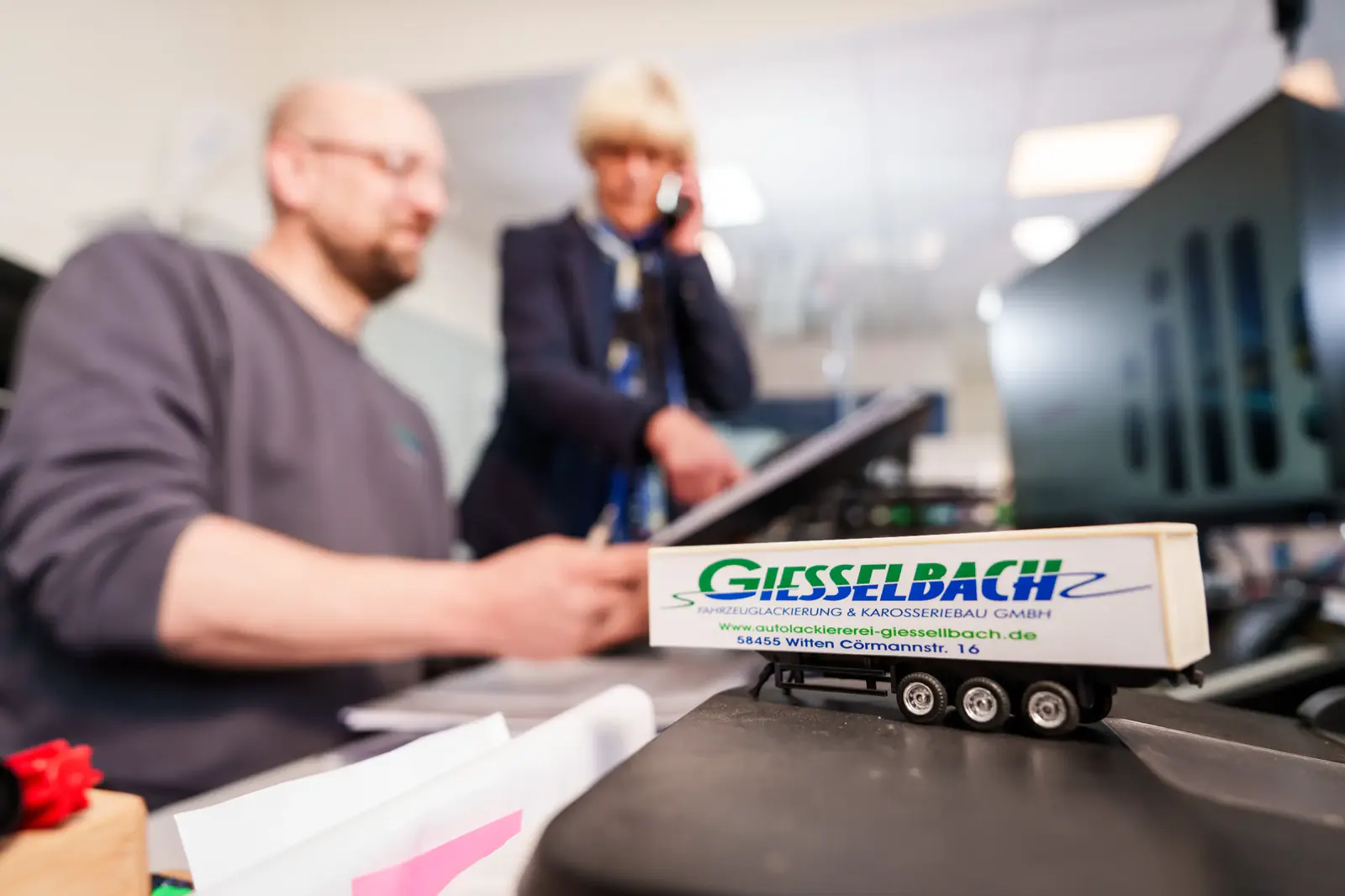 Persönliche Serviceberatung an der Fahrzeugannahme bei Giesselbach
