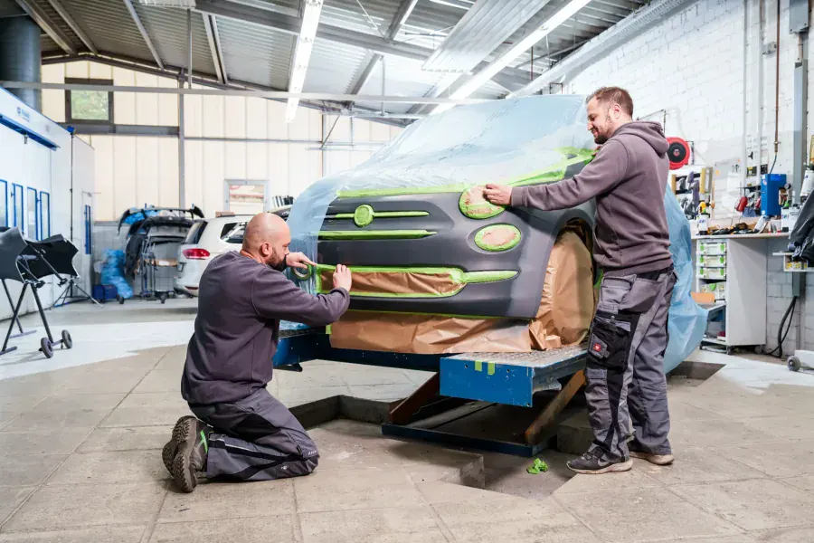 Karosseriearbeiten an der Fahrzeugfront